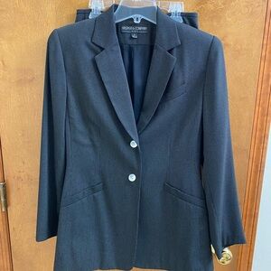 KASPER Two piece suit. Size 6